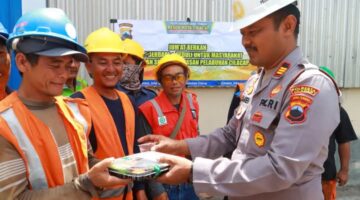 Sentuhan Kemanusiaan di Pelabuhan: Kapolsek Cilacap Jadi Sahabat Para Buruh