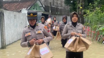 Terjang Banjir, Polwan Polres Grobogan dan Bhayangkari Beri Bantuan Warga