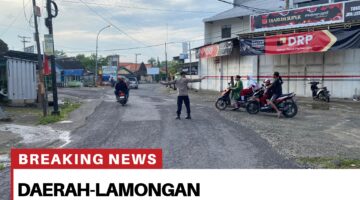 Beri pelayanan pagi para masyarakat anggota Polsek Sambeng pengaturan pagi di depan toko jaya lestari Sambeng.