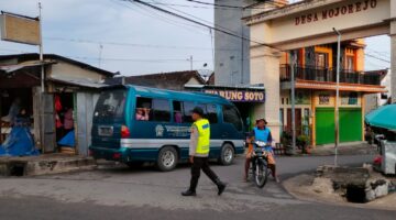 Santun & Humanis Petugas kepolisian sektor Modo tingkatkan giat Commander wish diantaranya atur arus lalu lintas di perempatan Modo.