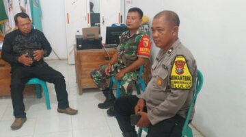 Anggota kepolisian sektor bluluk Giat patroli dialogis di wilayah polsek bluluk.