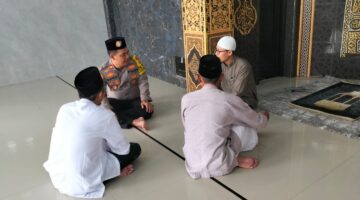 Iptu sono sh. Plh kapolsek krb melaksanakan jum’at keliling di masjid al falah Desa. Sambopinggir.