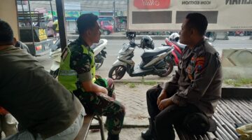 Petugas polsek sukodadi melaksanakan kegiatan patroli sinergitas TNI-POLRI.