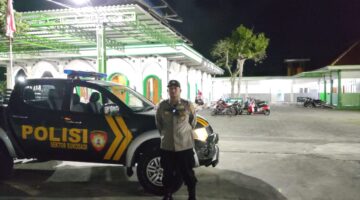 Petugas polsek sukodadi melaksanakan kegiatan PKP(Patroli kota presisi) giat pengamanan pelaksanaan sholat tarawih di wilayah kecamatan Sukodadi.