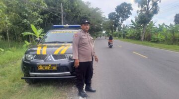 Petugas polsek brondong giat patroli ngabuburit menjelang buka puasa.