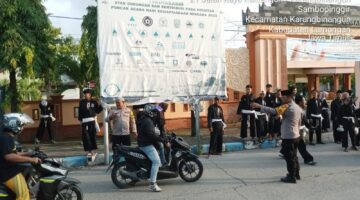 Kapolsek bersama anggota PAM pembagian takjil yang dilaksanakan oleh PSHT Karangbinangun di depan kantor kecamatan karangbinangun.