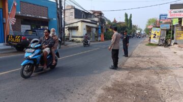 Petugas polsek brondong giat patroli kota presisi pengaturan lalu lintas terkini di wilayah polsek brondong.