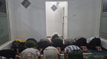 Petugas polsek brondong melaksanakan kegiatan dalam rangka bulan Ramadhan 1446 H, melaksanakan sholat isya berjamaah dilanjutkan sholat terawih berjamaah di musola mapolsek brondong.