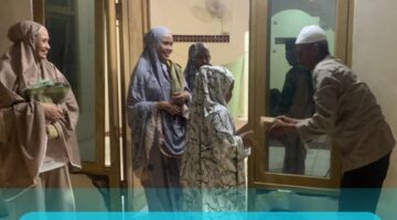 Giat anggota Polsek Modo melaksanakan sholat tarawih bersama masyarakat dan membagikan takjil kepada jamaah di musola At-Taubah polsek Modo.