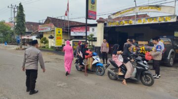 KEGIATAN PEMBAGIAN TAKJIL OLEH KEPALA KEPOLISIAN SEKTOR BLULUK, BERSAMA ANGGOTA POLSEK BLULUK DAN BHAYANGKARI POLSEK BLULUK