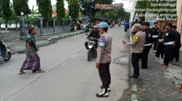 Petugas polsek Karangbinangun Giat pengamanan kegiatan bagi bagi takjil di bulan suci Ramadhan Dari Perguruan PRSH (Persaudaraan Rumpun Setia Hati).