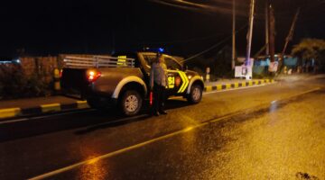 Patroli kota presisi blue light tengah malam dengan mobil 1402 Samapta di wilayah polsek brondong untuk antisipasi gesekan oknum Perguruan silat, kriminalitas dan balap liar.