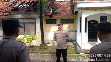 Wakapolsek Sukodadi Ipda Sudarto, S. H., pimpin anggota Dalam Rangka Giat apel pagi Di Mapolsek Sukodadi.