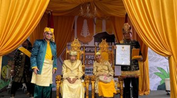 Wakil Bupati Aceh Timur Terima Penghargaan dari Kesultanan Langkat.