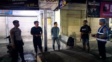 “Polisi sukodadi patroli dialogis untuk memberikan himbauan pesan kamtibmas kepada warga “