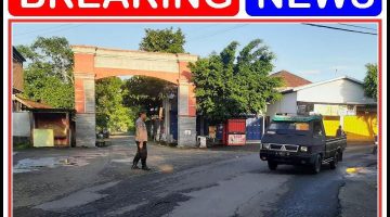 “Polsek sambeng laksanakan pengaturan lalu lintas pagi antara lain penyebrangan masyarakat “