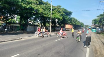 “Anggota Polsek sukodadi laksanakan patroli Pengaturan lalu lintas pagi diwilayah kecamatan sukodadi untuk kegiatan penyebrangan masyarakat”