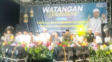 “Kapolsek Karangbinangun bersama anggota lakukan giat pengamanan sholawat di desa watangpanjang Begini tegasnya “