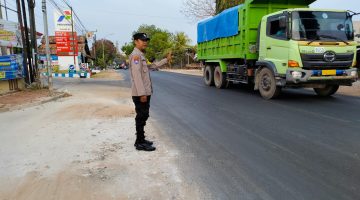 “Polsek brondong laksanakan pengaturan lalu lintas di wilayah polsek brondong untuk kegiatan penyebrangan masyarakat”