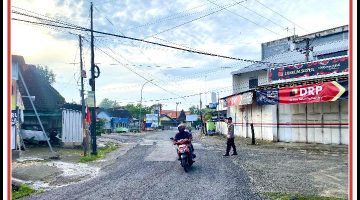 “Polisi Sambeng berikan pelayanan pagi Terhadap masyarakat Antara lain pengaturan lalu lintas pagi di depan toko jaya lestari Sambeng”