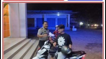 Polsek sukodadi melaksanakan patroli dialogis untuk menyampaikan pesan Kamtibmas kepada warga.