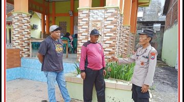 Polsek kedungpring gelar patroli dialogis untuk sampaikan pesan kamtibmas.