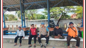 Dengan humanis kegiatan cangkrukan kamtibmas dilaksanakan anggota polsek sukodadi.