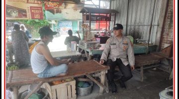 Polsek Kedungpring gelar patroli dialogis untuk memberikan pesan kamtibmas kepada warga.