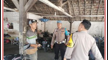 Polsek Sukodadi gelar patroli dialogis untuk sampaikan pesan kamtibmas kepada warga dengan humanis. 