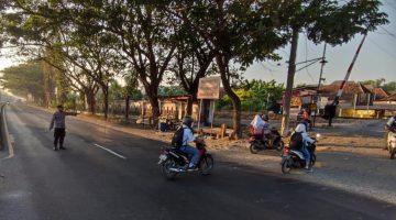 Polsek Sukodadi gelar patroli lalu lintas pagi untuk menciptakan lalu lintas yang aman dan kondusif di wilayah Sukodadi. 