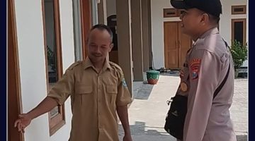 Polsek sambeng gelar patroli harkamtibmas untuk sampaikan pesan kamtibmas kepada warga. 