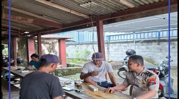 Polsek sambeng Giat cangkrukan kamtibmas antara lain ajak warga jaga kamtibmas di wilayah sambeng yang aman dan kondusif. 